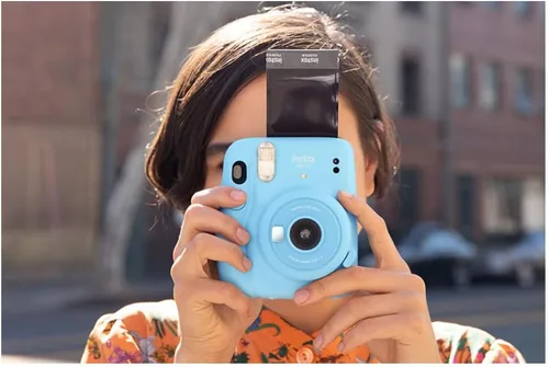 Vista 6 de Fujifilm Instax Mini 11 Blue Holiday Bundle 2022