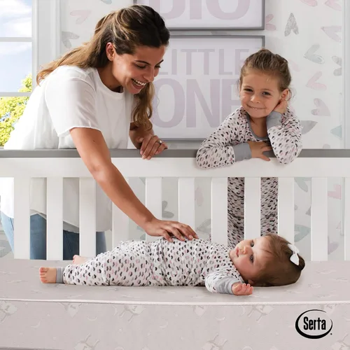 Vista 2 de Delta Children Serta SleepTrue Colchón para Mini Cuna, Núcleo de Fibra Premium de Origen Sostenible, Funda Hipoalergénica e Impermeable, Certificado