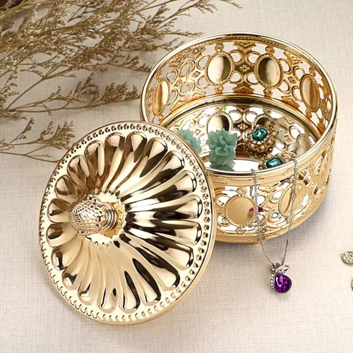 Vista 4 de Hipiwe Joyero de metal hueco con tapa, organizador de joyas con espejo dorado, anillo y aretes, collar, caja de almacenamiento para decoración