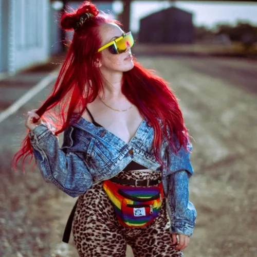 Vista 3 de FEISEDY Gafas de sol deportivas de gran tamaño de los años 80, gafas de esquí con parte superior plana, visera futurista de una pieza para mujeres