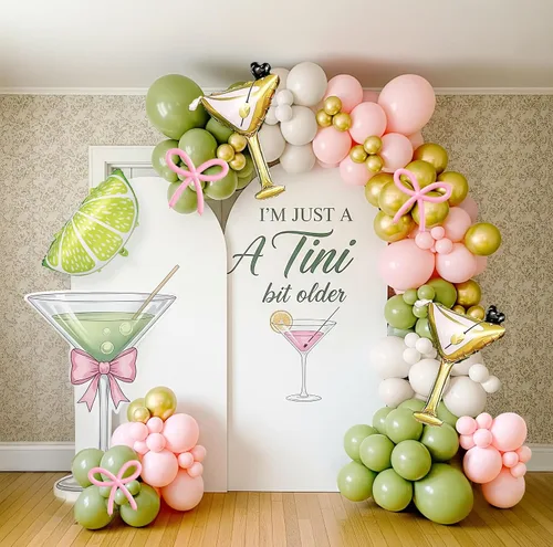 Vista 2 de Juego de guirnalda de globos de martini de limonada A Tini Bit para decoración de fiesta mayor, 130 globos rosa, verde y blanco, globo de vidrio
