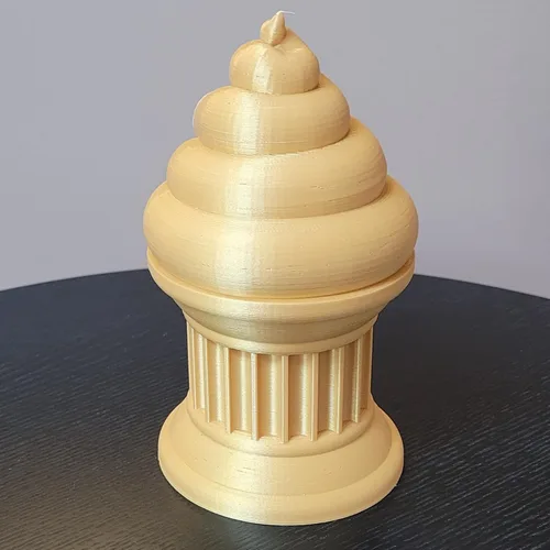 Vista 4 de Znet3D Trofeo Emoji Poop – 6 pulgadas de alto – Con un emoji de caca sólida en un pilar con ojos y boca pintados – Premio o regalo perfecto – Hecho