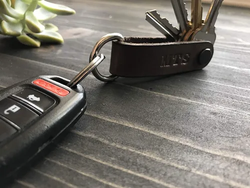 Vista 4 de Compact Leather Key Holder, Switch Blade Style, Holds Up to 6 Keys, Full Grain Leather, Minimalistic Design