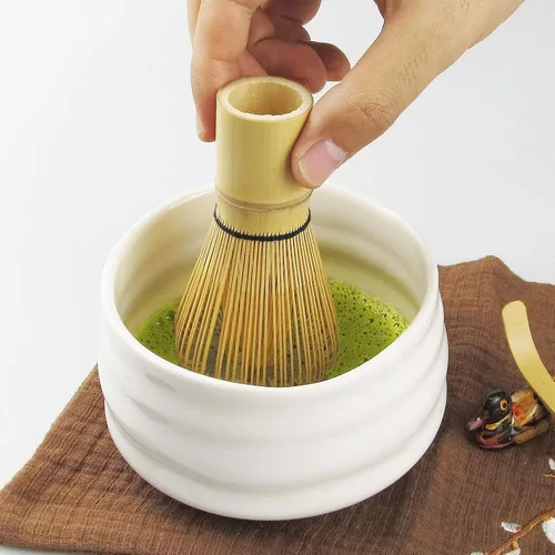 Vista 4 de Artcome Juego de té matcha japonés de 6 piezas, batidor matcha, cuchara tradicional, cuchara de té, paño de té, soporte de bambú, soporte