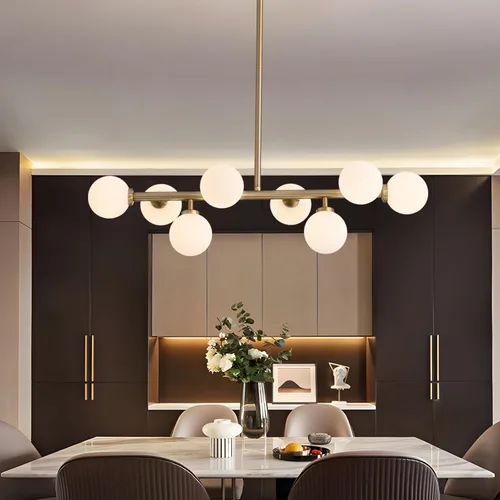 Vista 12 de Candelabro de mediados de siglo, lámpara colgante Sputnik de latón dorado con pantalla de lámpara de vidrio blanco, Candelabros lineales de globo