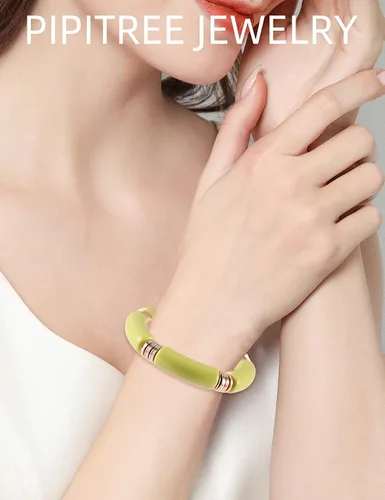 Vista 3 de PIPITREE Brazalete de tubo de bambú para mujer, grueso, curvado, apilable, acrílico transparente, cuentas coloridas, elásticas, pulseras de oro