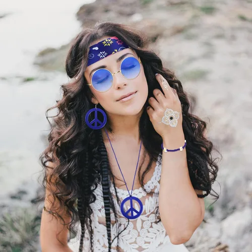 Vista 5 de Batiyeer 6 piezas de accesorios hippie para mujer, aretes bohemios con signo de la paz de los años 60 y 70, trajes para mujer, recuerdo de fiesta