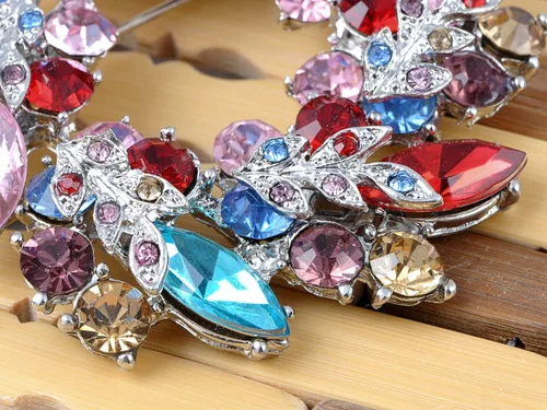 Vista 2 de Alilang Broche para mujer inspirado en diamantes de imitación, diseño floral de Navidad