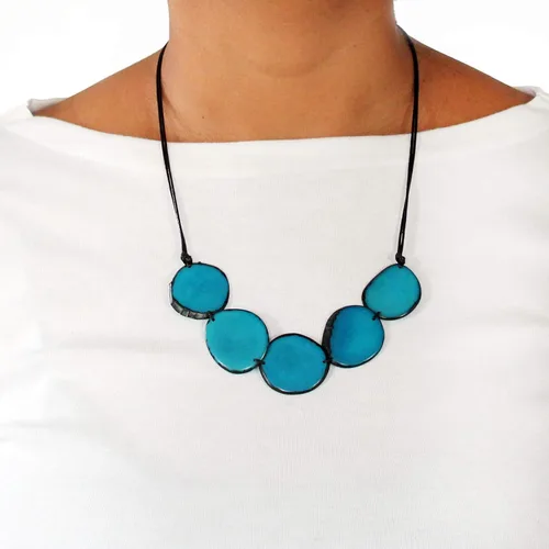 Vista 2 de Tagua - Chips de collar en azul hecho a mano, comercio justo, ajustable, ligero por Florama Natural Jewelry