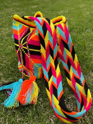 Vista 3 de Mochila Wayuu - Bolsos colombianos, 100% hechos a mano, auténtico ganchillo tejido a mano por Wayuu Tribe, diseño exclusivo y único