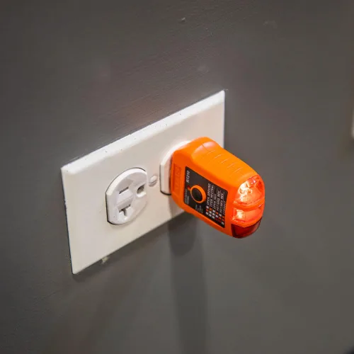 Vista 3 de Klein Tools RT210 Probador de Enchufes, Probador de Receptáculos para GFCI / Enchufes Eléctricos AC Estándar de Norteamérica, Detecta Problemas