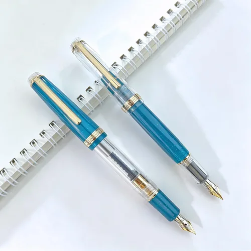 Vista 2 de Jinhao 82 Pluma estilográfica acrílica con convertidor, blanco transparente y azul malaquita con borde dorado, juego de 2 bolígrafos de escritura