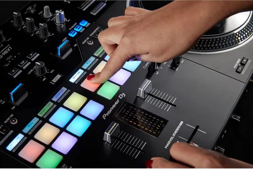 Vista 8 de Controlador DJ Serato Pioneer DDJ-REV7 de 2 plataformas con cubierta de policarbonato Decksaver DS-PC-DDJREV7 para Pioneer DDJ-REV7