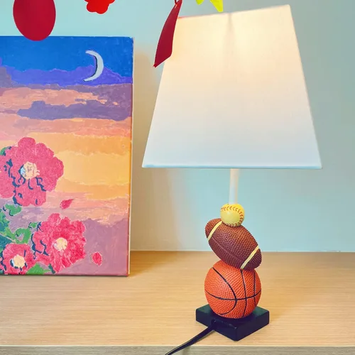 Vista 3 de HERBESTBAY Lámpara de mesa para niños, diseño de fútbol americano, baloncesto y béisbol de 14 pulgadas con bonita pantalla, lámpara temática