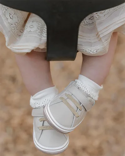 Vista 2 de Robeez First Kicks - Zapatos y tenis unisex para bebés y niños pequeños Cuero Addie Taupe