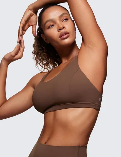 Vista 4 de CRZ YOGA Sujetadores deportivos con cuello en V y tirantes delgados para mujer, brasier de yoga con relleno y espalda cruzada
