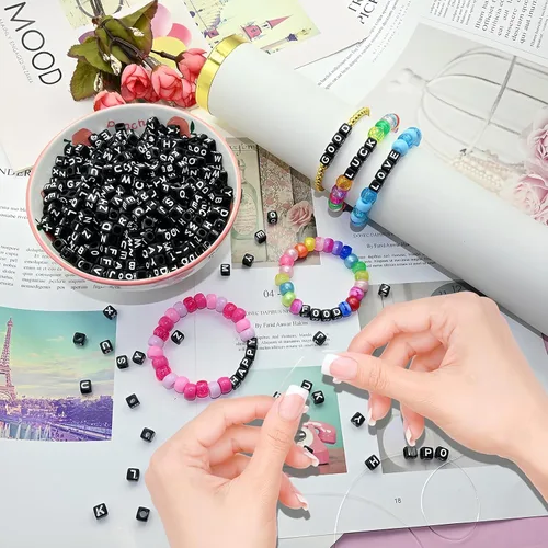 Vista 4 de Looconi 800 cuentas de letras negras cuadradas de 0.236 in de acrílico para hacer joyas DIY collar pulsera