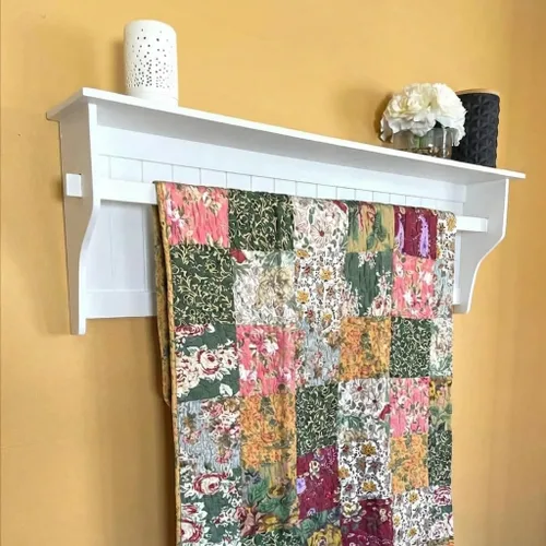 Vista 8 de RELODECOR Estante de edredón montado en la pared con estante, madera de pino maciza, estilo rústico de granja para decoración de dormitorio y sala