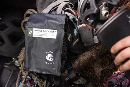 Vista 5 de Alpha Coffee Charlie Don't Surf – Café molido por goteo de mezcla Kona Gourmet Premium Craft Kona Propiedad de veteranos - Café tostado especial