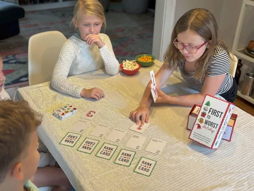Vista 3 de FIRST TO WORST Juego de Fiesta Edición Navideña - Un Juego de Cartas Festivo Sobre Cómo Tus Amigos y Familia Clasifican las Cosas - Perfecto