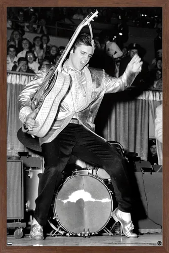 Vista 10 de Trends International Elvis Presley - Póster de pared de caderas, 22.4 pulgadas de largo x 14.7 pulgadas, versión enmarcada en madera de granero