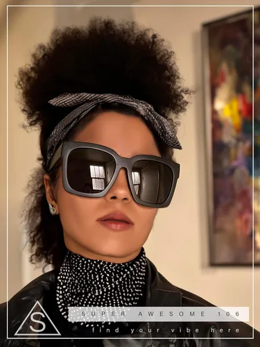 Vista 4 de Gafas de sol de plástico grueso con borde de cuernos de gran tamaño XXL para mujer