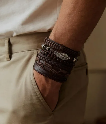 Vista 5 de Juego de 8 pulseras de cuero punk para hombres y mujeres, 6 puños trenzados de poliuretano, collar y llavero, ajustable, apilable