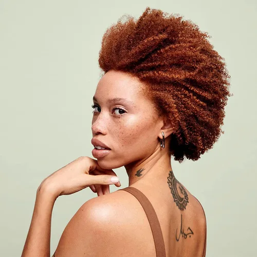 Vista 4 de DevaCurl SuperMousse® Volumizador con infusión de aceite de coco, Superfruits, 5 fl. oz. -4.97 oz