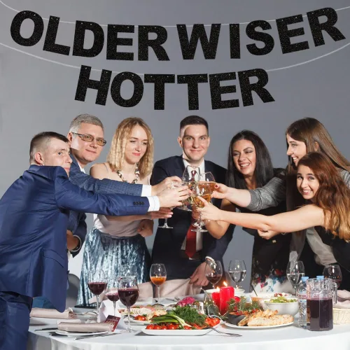 Vista 4 de BEISHIDA Cartel negro con purpurina Older Wiser Hotter – No DIY – Cartel de cumpleaños pre-encordado para mujeres 40, 50, 60, 70, 80, divertido