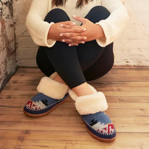 Vista 2 de Dearfoams Alpine Moritz - Pantuflas para mujer con soporte de arco para exteriores