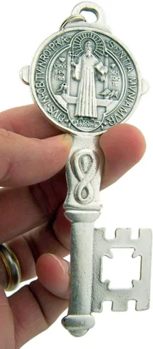 Vista 2 de Medalla de protección de San Benito de Nursia, dije con forma de llave en tono plateado, dije religioso católico para collares y pulseras, 5 pulgadas