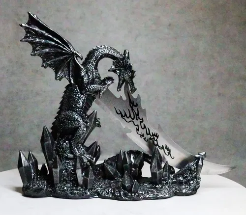 Vista 2 de Ebros Medieval Dreamwork Fantasía Dragón Fuego Aliento Daga Abrecartas Cuchillo con soporte de base, estatua de decoración de oficina en casa Figura