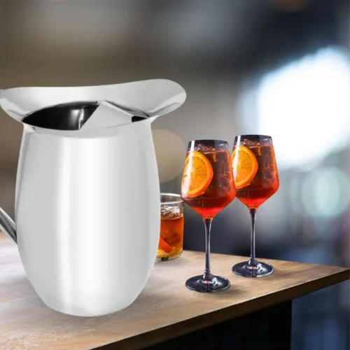 Vista 5 de Jarra de agua de acero inoxidable de plata lisa de 64 oz con protector de hielo, jarra de acero inoxidable para restaurantes.