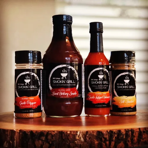 Vista 4 de Salsa picante jalapeño con infusión de chipotle hecha a mano envejecida en barril BBQthingz™