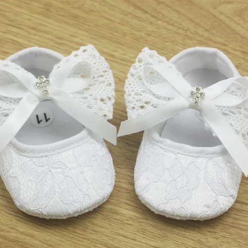 Vista 5 de Juego de zapatos y diadema para bautizo blanco y marfil