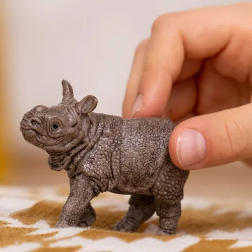 Vista 2 de Schleich Wild Life - Figura realista de rinoceronte indio para bebé, juguete auténtico y altamente detallado, duradero para educación y juego