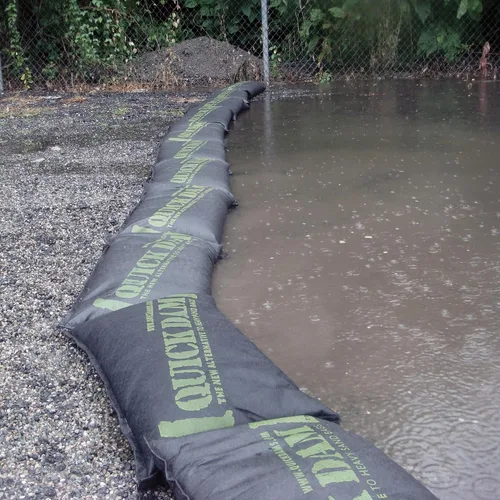 Vista 9 de Bolsas de inundación activadas por agua Quick Dam, 1 pie x 2 pies, paquete de 6. hese sandless sandbags are water-activated and self-inflating