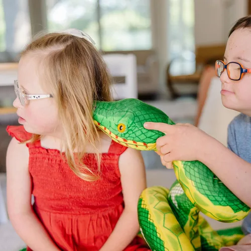 Vista 7 de Melissa & Doug – Gigante Boa Constrictor– Animal de peluche realista serpiente (más de 14 pies de largo)