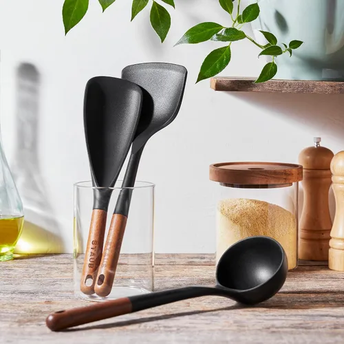 Vista 2 de Staub Juego de utensilios de cocina de silicona con mango de madera, negro mate, 3 piezas