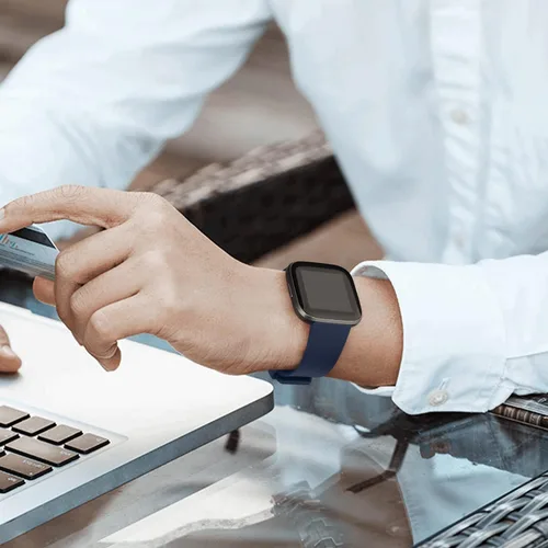 Vista 4 de PAQUETE DE 3 Bandas de Silicona Suave Compatibles con Fitbit Versa Bandas Deportivas Ajustables para Mujeres y Hombres Tallas Pequeña y Grande