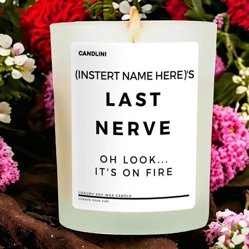 Vista 5 de Vela personalizada Last Nerve... Oh mira, está en llamas Añade cualquier nombre Regalo para mujeres y hombres Vela de lujo Mezcla de soja