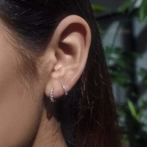 Vista 7 de Gacimy - Arracadas de mujer de oro de 14 quilates, aretes Huggie pequeños con broche para cartílago.