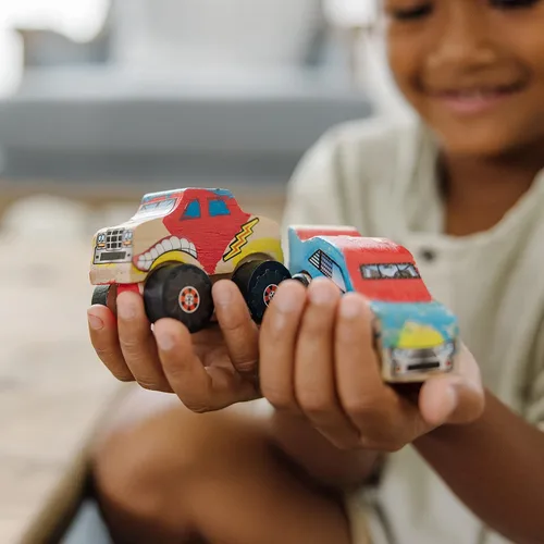 Vista 10 de Coche de carreras DYO de Melissa & Doug.