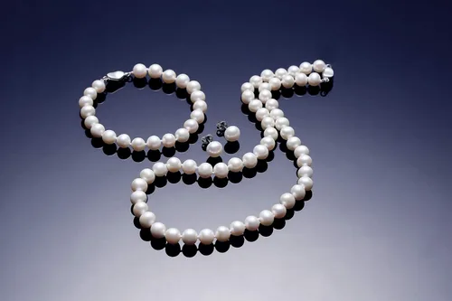 Vista 4 de JORA Conjunto de collar de perlas cultivadas de agua dulce con pulsera y aretes de tuerca en longitud de princesa de 18 pulgadas para regalo