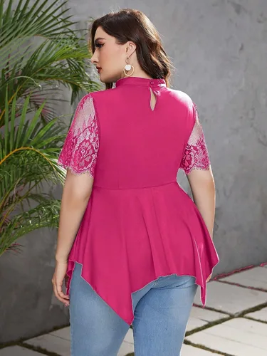Vista 2 de OYOANGLE Blusa de manga corta para mujer, talla grande, cuello gargantilla de encaje con dobladillo asimétrico