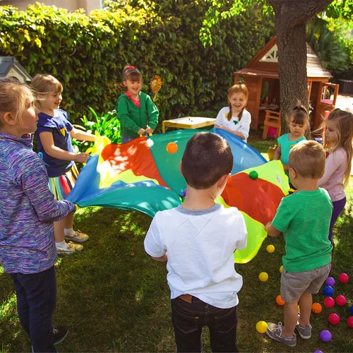 Vista 6 de NARMAY Paracaídas de juego para niños, paracaídas arcoíris de 6 pies con 8 asas, juguete de juego de grupo cooperativo para juegos en interiores