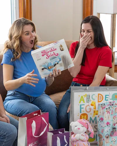 Vista 5 de Prank-O Cajas de regalo para bromas Birthie Stick para regalos, caja de regalo para el Día de la Madre, envuelve tu verdadero regalo en una caja