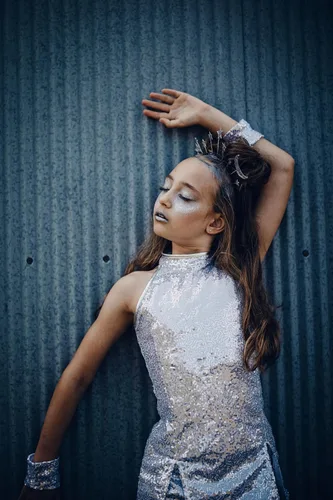 Vista 4 de LOLANTA Vestido de baile de lentejuelas para niñas de 4 a 12 años, traje de baile de hip hop, sin mangas y pantalones cortos