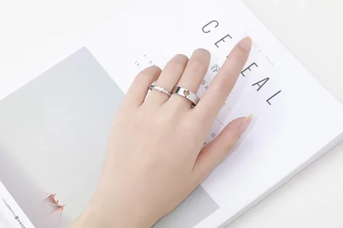 Vista 3 de Anillos de compromiso LAVUMO con corazón a juego para parejas con inscripción I Love You, anillo de compromiso, set para él y para ella, de acero