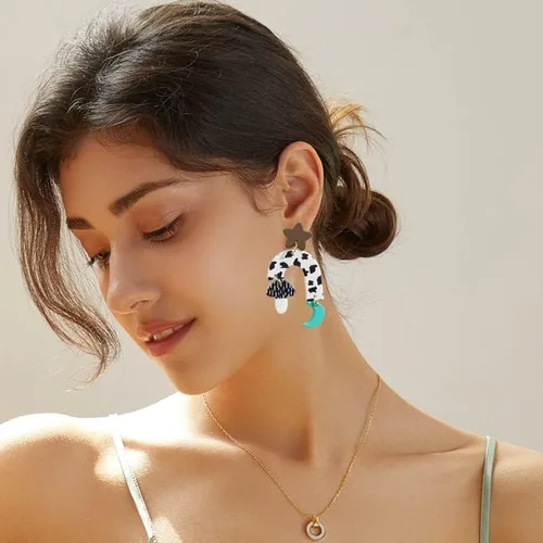 Vista 4 de Aretes colgantes de acrílico transparente con flores brillantes Y2K con diseño de mariposa, estrella, luna, fruta, para mujeres y niñas